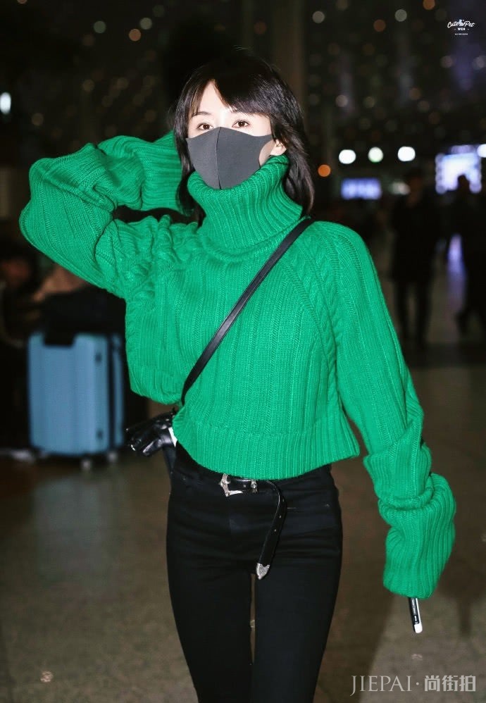 �����ĺ�ɫ����ȹ�����˸߸��ӣ��Ըߴ���ѧ���ͺ�